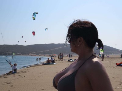 Собрание очаровательных дам, наслаждающихся отдыхом на пляже