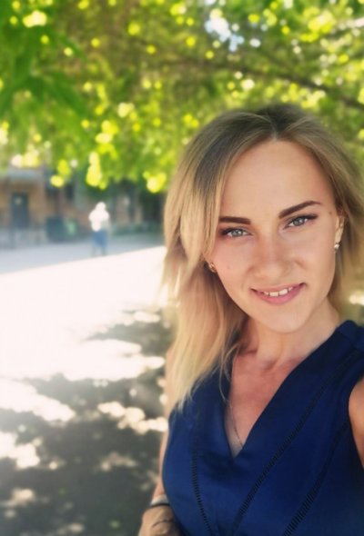 Сексапильная баба, удовлетворяющая свои желания на откровенных снимках