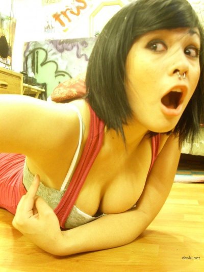 Восточная красотка без трусиков демонстрирует свое обнаженное тело