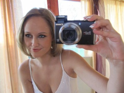 Сексуальная красотка делает снимки своего тела