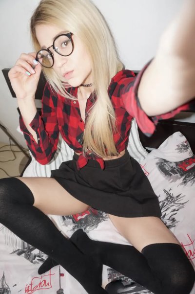 Развратная красотка раздевается, показывает свое обнаженное тело