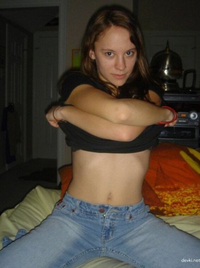 Сексуальная шатенка без трусиков