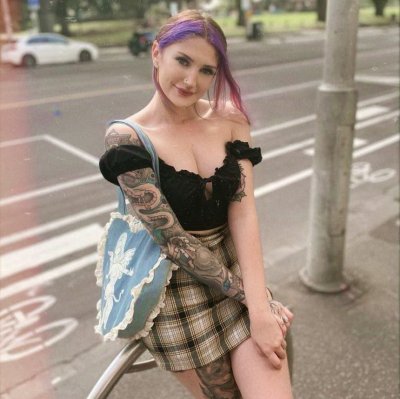 Рыжая красотка демонстрирует свои обнажённые прелести