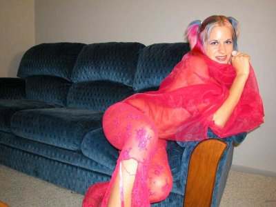 Милашка с яркими волосами фотографируется 18+