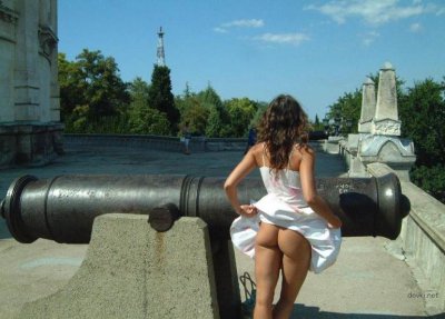 Откровенное шоу с голой красоткой: раздевание на публике