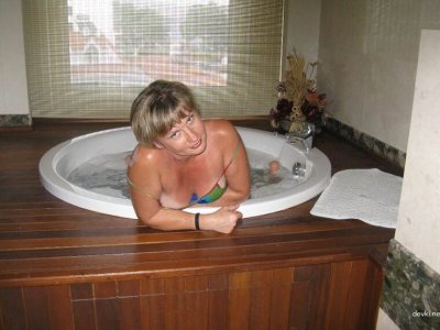 Милфа с пышными формами мастерски делает минет