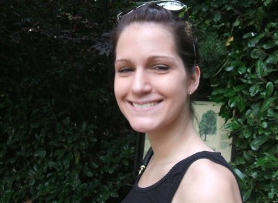 Девушка с удовольствием наслаждается членом в своем рту