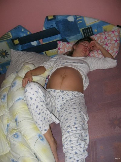 В ожидании: беременная демонстрирует свое обнаженное тело