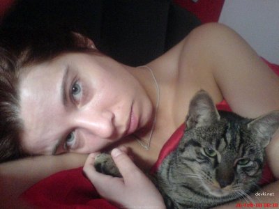 Официантка показывает свою влажную красотку