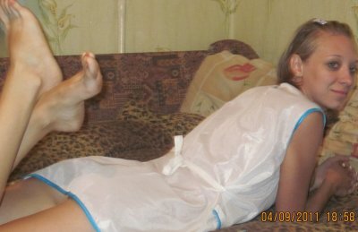 Девушка демонстрирует свои прелести перед своим избранником