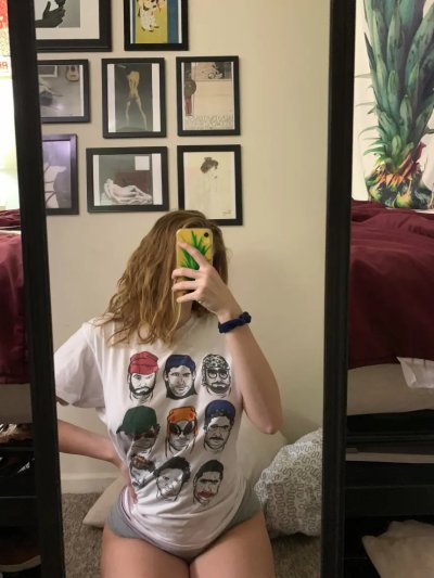 Соблазнительная девушка с потрясающей фигурой демонстрирует свои интимные снимки