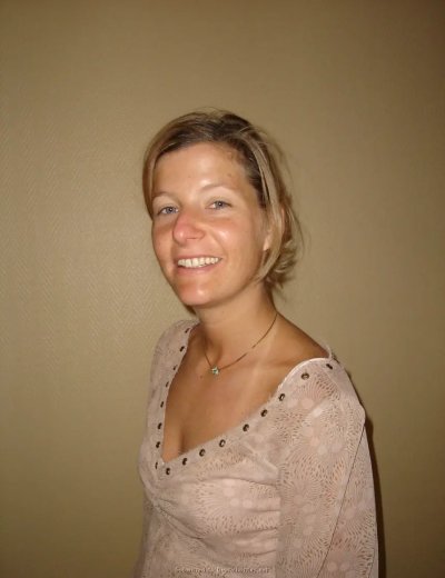 Дама в откровенном белье облизывает член и занимается сексом