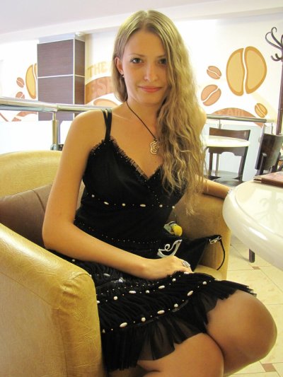 Трется своей киской о вибратор