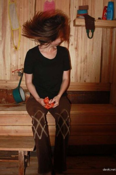 Голая подруга расслабляется в бане и демонстрирует свои прелести