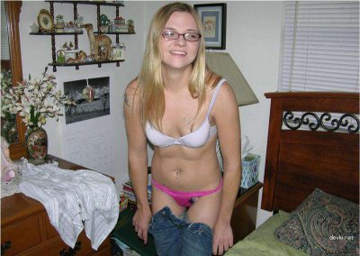 Две красотки в постели с обнаженным мужчиной