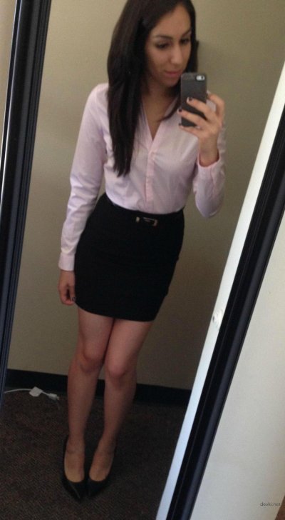 Поделилась пикантным видом скрытой части тела под юбкой