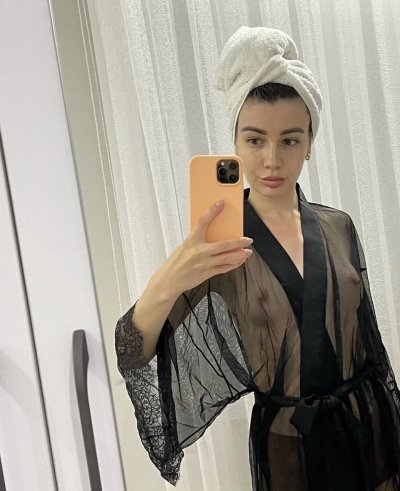 Маленькие груди и сочная киска