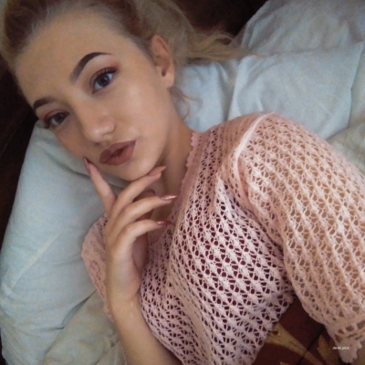 Молодая с упругой попкой без одежды на любительских снимках