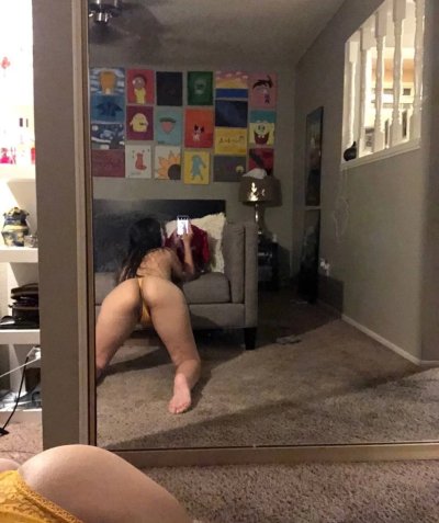 Горячая мулатка обожает делать фотки перед сексом