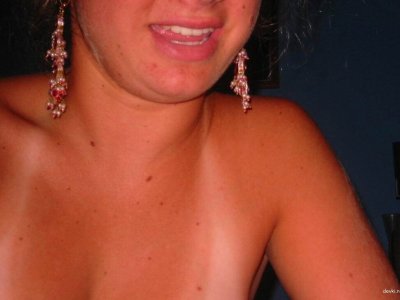 Горячая красотка облизывает ствол