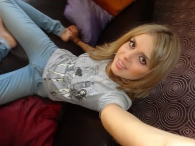 Сладкая Тинка показывает свое соблазнительное тело без одежды