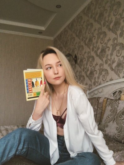 Пикантные фото красивой блондинки: шалости на камеру