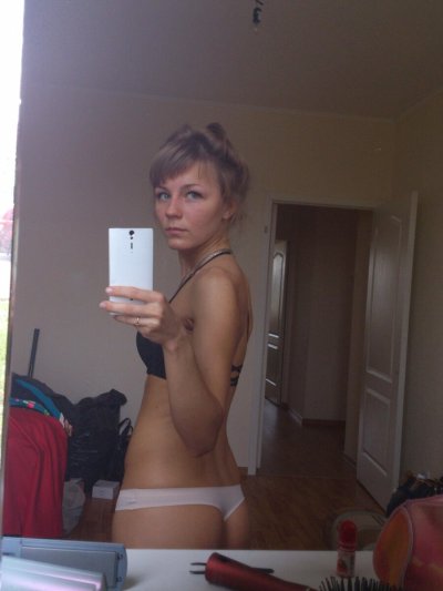 Молодая девушка фотографирует свои интимные снимки