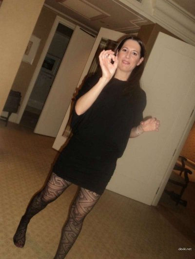 Девушка демонстрирует свое обнаженное тело на фотоаппарат