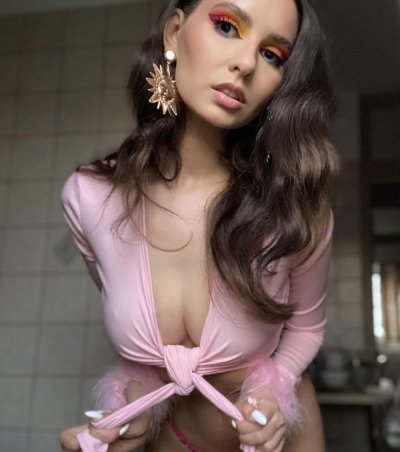 Обворожительная красотка с идеальной фигурой раздевается перед камерой