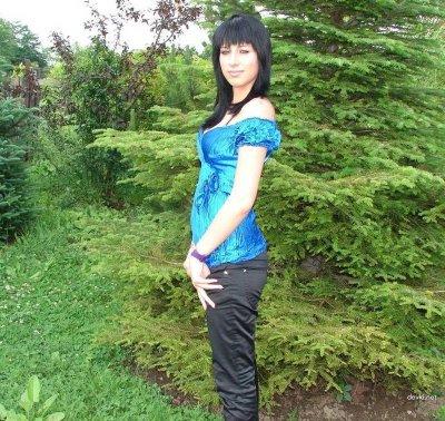 Развратная красотка с обнаженной попкой в сквере