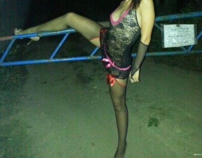 Порно с проказницей, оголившейся на улице