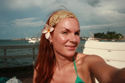 Дама делает откровенные снимки своего обнаженного тела