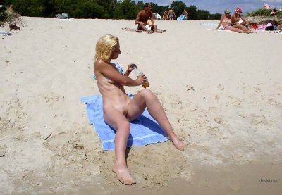 Интимные снимки обнаженной натуристки на море