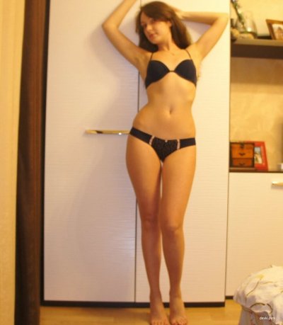 Сексуальная девушка из России раздевается до гола