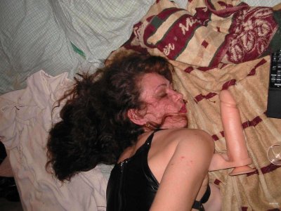 Опытная дама обожает домашний фистинг.