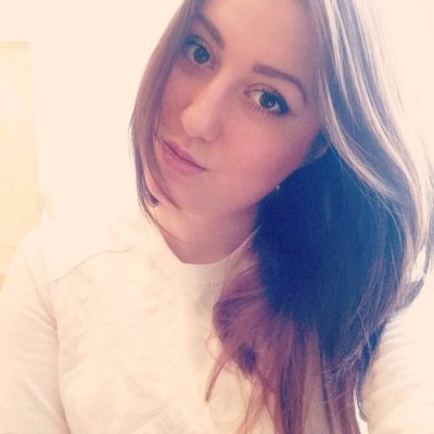 Раскрывает свои страстные эротические фото