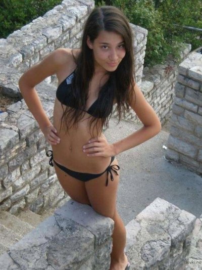 Привлекательная девушка с завораживающей внешностью и очарованием