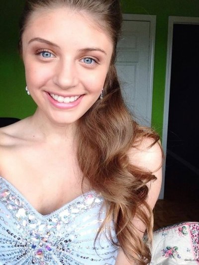 : Юная обнаженная красотка показывает свои прелести