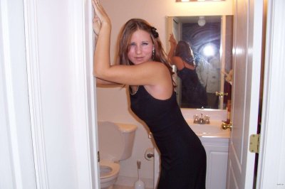 Горячая красотка в черном наряде