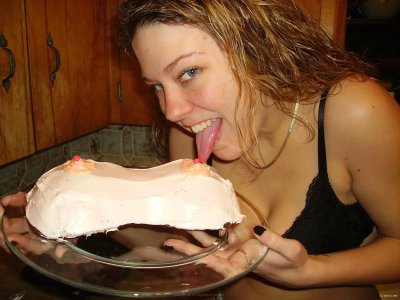 Соблазнительные фото: милашка с густой промежностью демонстрирует свои прелести