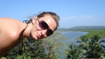 Обнаженная натуристка на курорте: сексуальные приключения