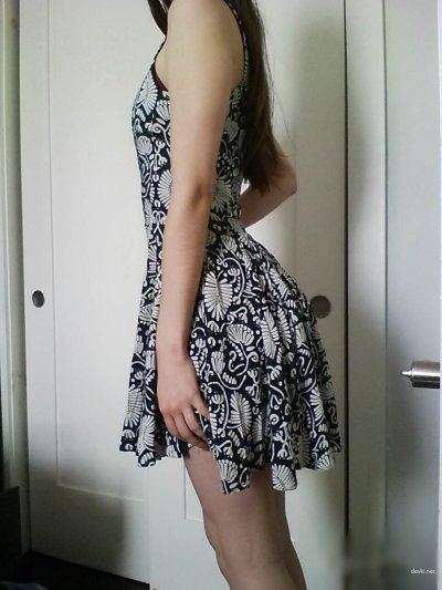 Худенькая раздевается, показывая свою привлекательную фигуру.