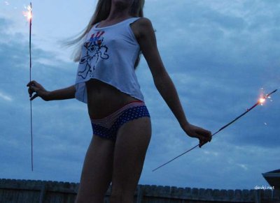 Юная худенькая блондинка без лифчика.