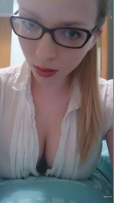 Соблазнительные формы молодой красотки: бюст в искушающем обнажении