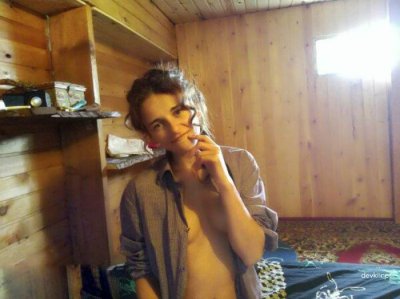 Пикантные снимки красотки на загородном участке