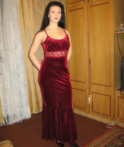 Взрослая красотка в откровенной позе - горячее шоу!