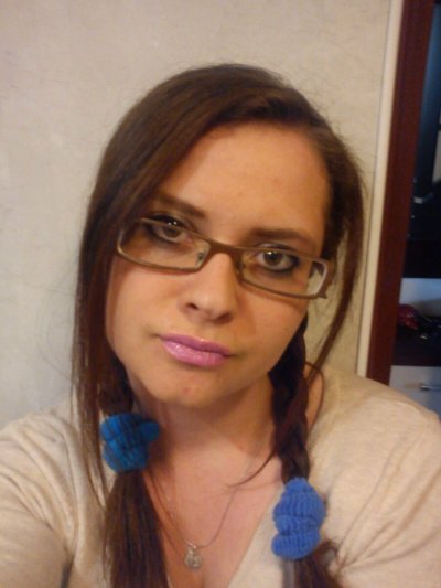 Девушка пробует на себе все, что только можно представить!