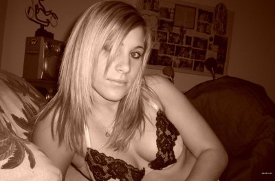 Красивая девушка показывает свою интимную зону.