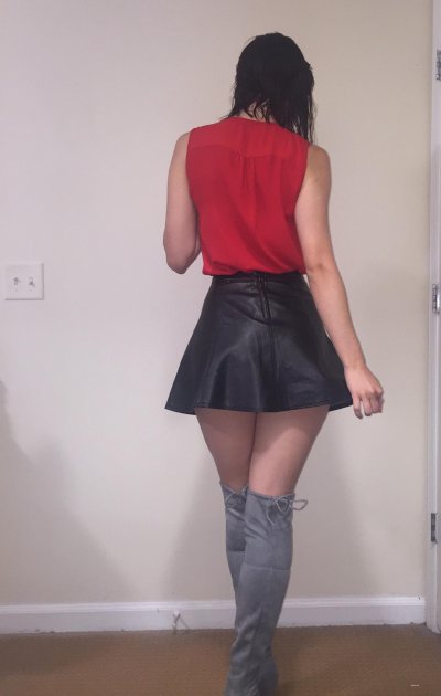 Малышка скрывает свои белье