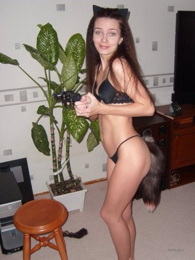 Горячая красотка демонстрирует свои прелести в уютной обстановке и на свежем воздухе